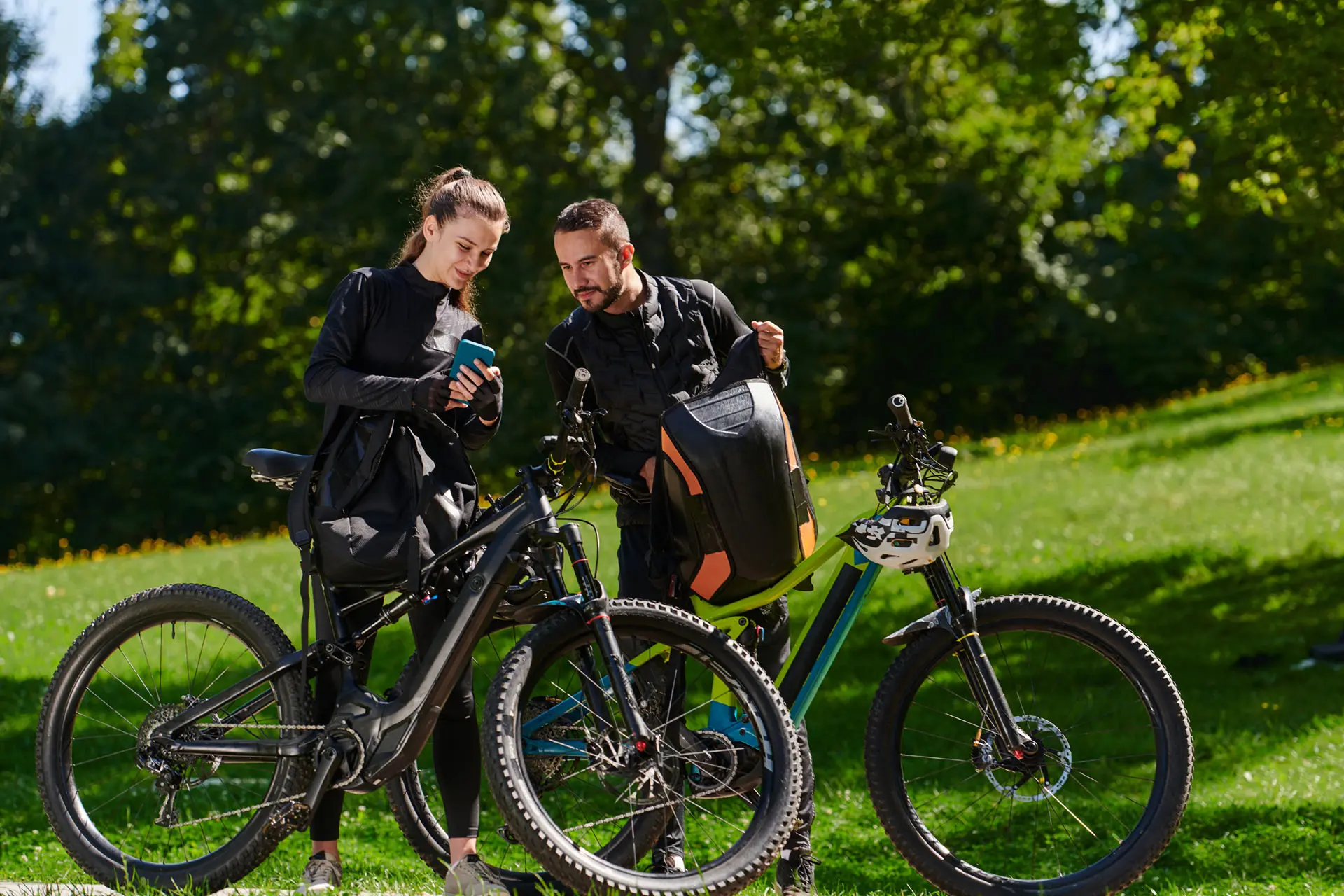 pareja-en-bic-con-bulcan Ciclista en eBike con motor Bosch pedaleando por un sendero de montaña con conexión a Garmin.